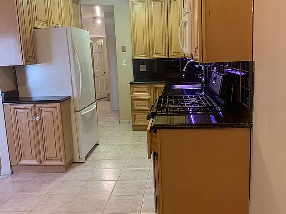 4th image of 2431 Mill Ave #1
