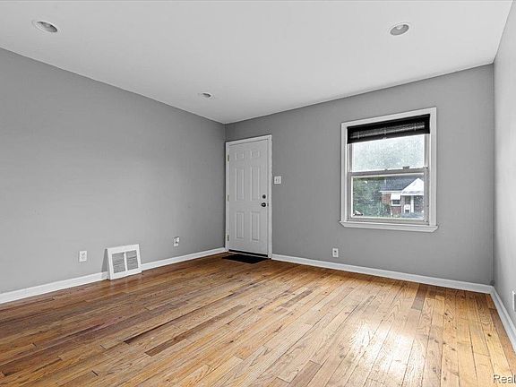 5th image of 18230 Mansfield St