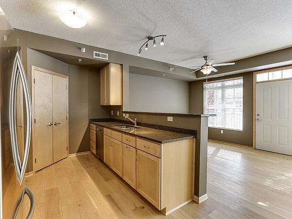 5th image of 2405 39th Ave NE Unit 106