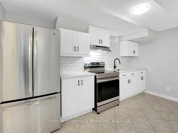 2nd image of 521 Heddle Cres