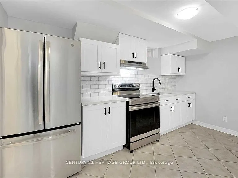 521 Heddle Cres — Photo 2