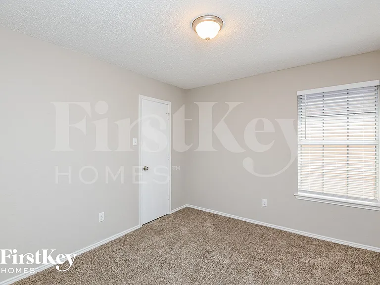 609 Hollyberry Dr — Photo 11
