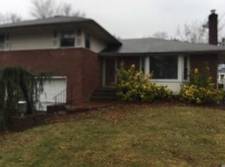 4 Amber Ct, Westbury, NY 11590