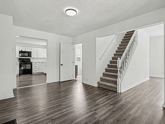 3rd image of 412 Oak St