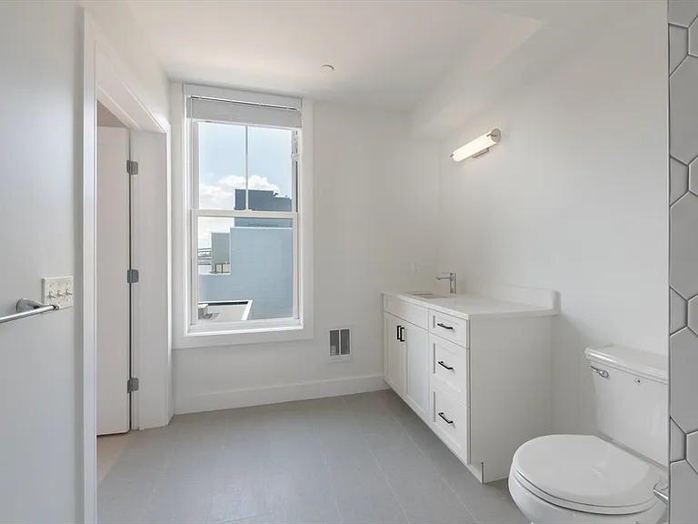 425 Border St #201 — Photo 13
