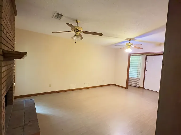 103 Valley Creek Dr — Photo 2