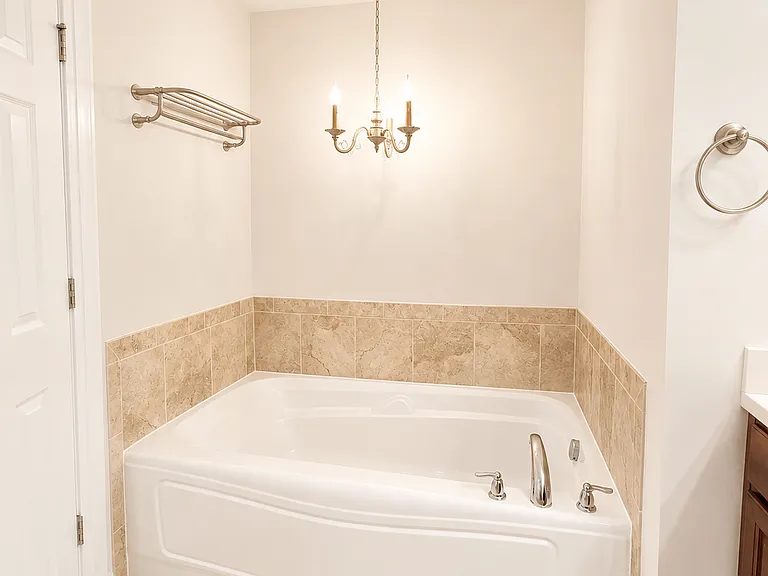 95 Valencia Pkwy — Photo 33