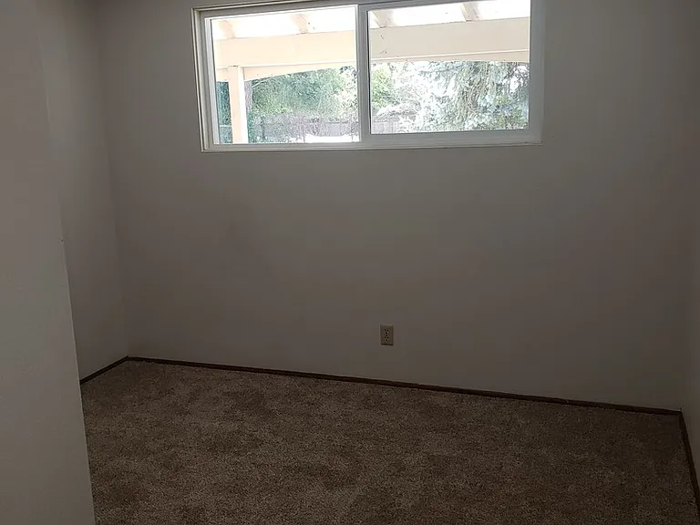 371 Ivanhoe Ave — Photo 9