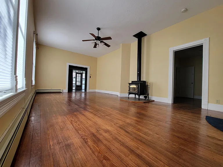 629 W Oak St — Photo 3
