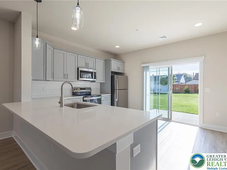 1411 Greenview Dr #12 — Photo 8