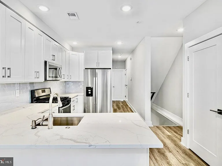 Brand New Luxury Apartments — Photo 19