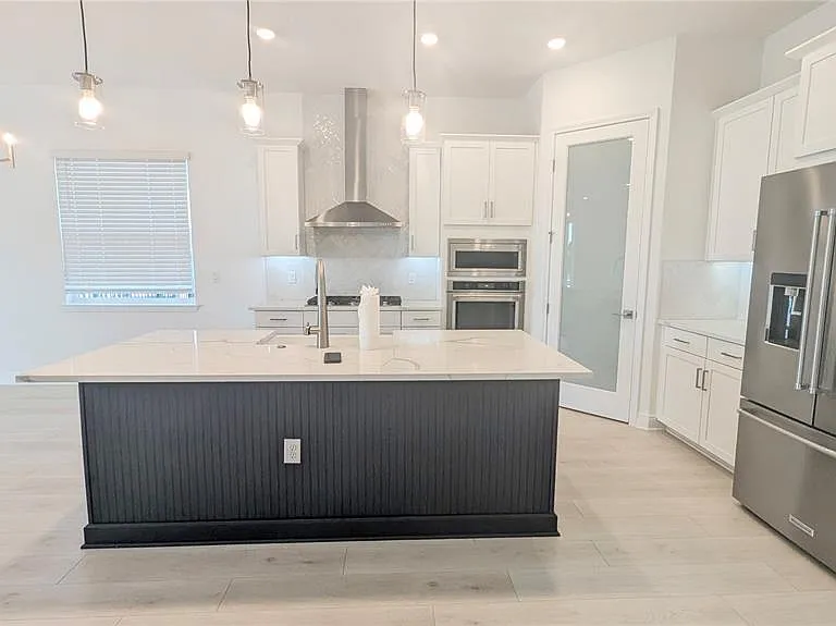 15614 Vetta Dr — Photo 4