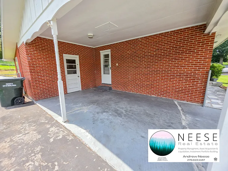 422 Barker Ln — Photo 3