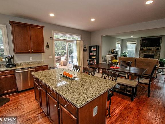 Fabulous kitchen boasts large island/brkfst bar