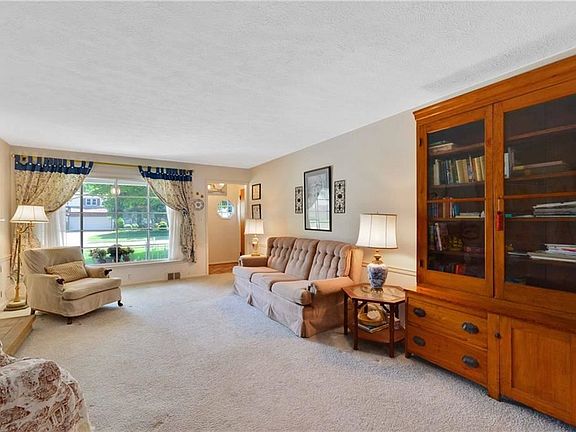 4th image of 19980 Parklane Dr