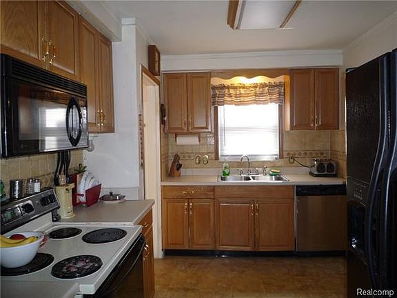 5th image of 13552 Woodbine