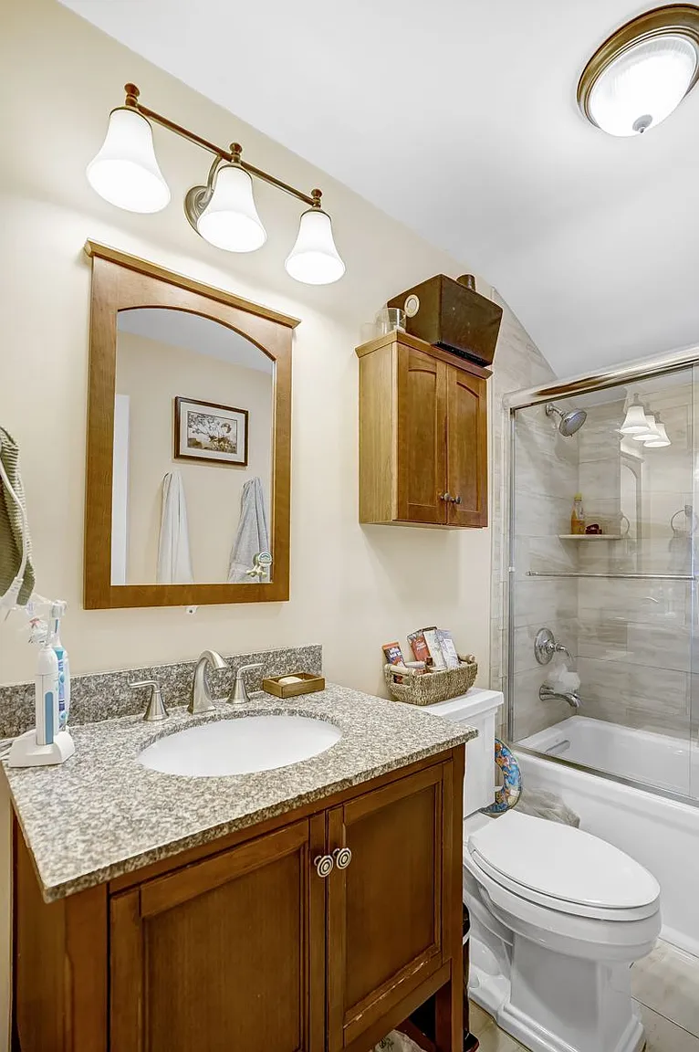 1009 Victory Blvd photo 1