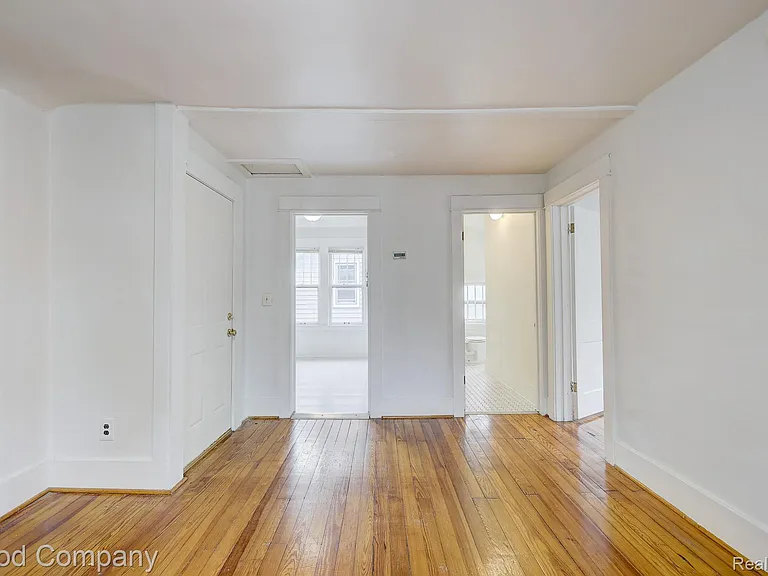 245 W Webster Ave — Photo 18