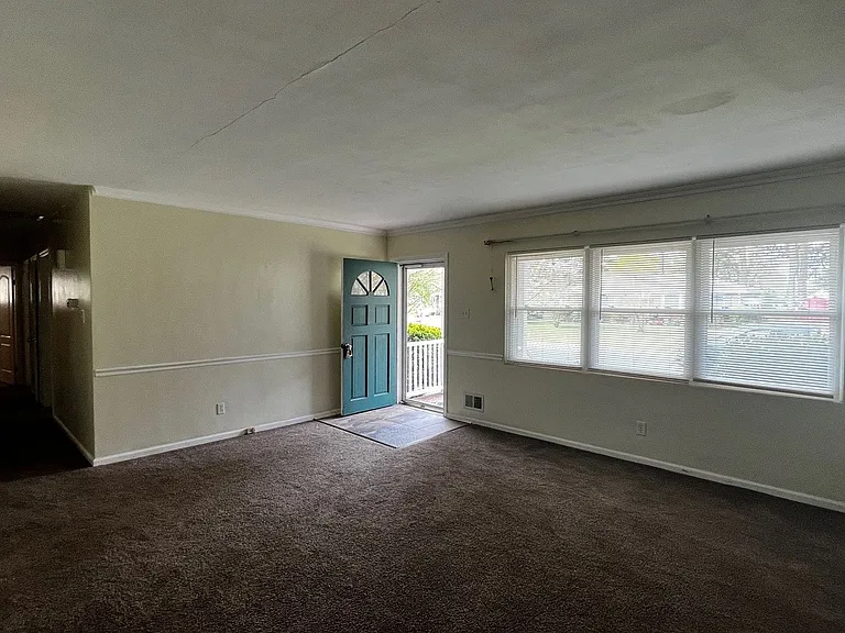 207 Robin Rd — Photo 3