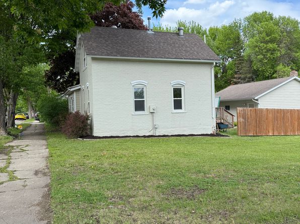 311 3rd St SE