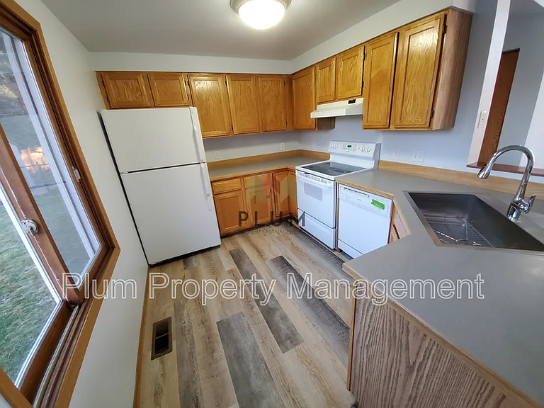 2360 Village Sq — Photo 6