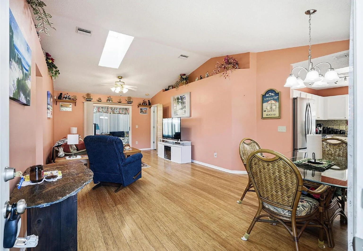 3 bed, 2.0 bath, 2163 sqft, $1,800 — Photo 4