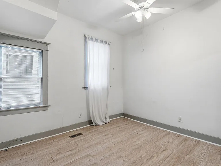 538 E Waldburg St — Photo 20