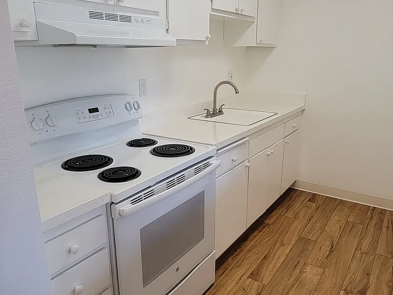 120 E Remington Dr — Photo 22