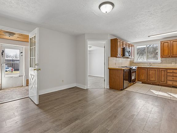 4th image of 309 N Red Bud Trl