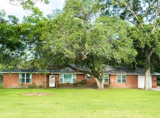 411 Primrose Ln, Jones Creek, TX 77541