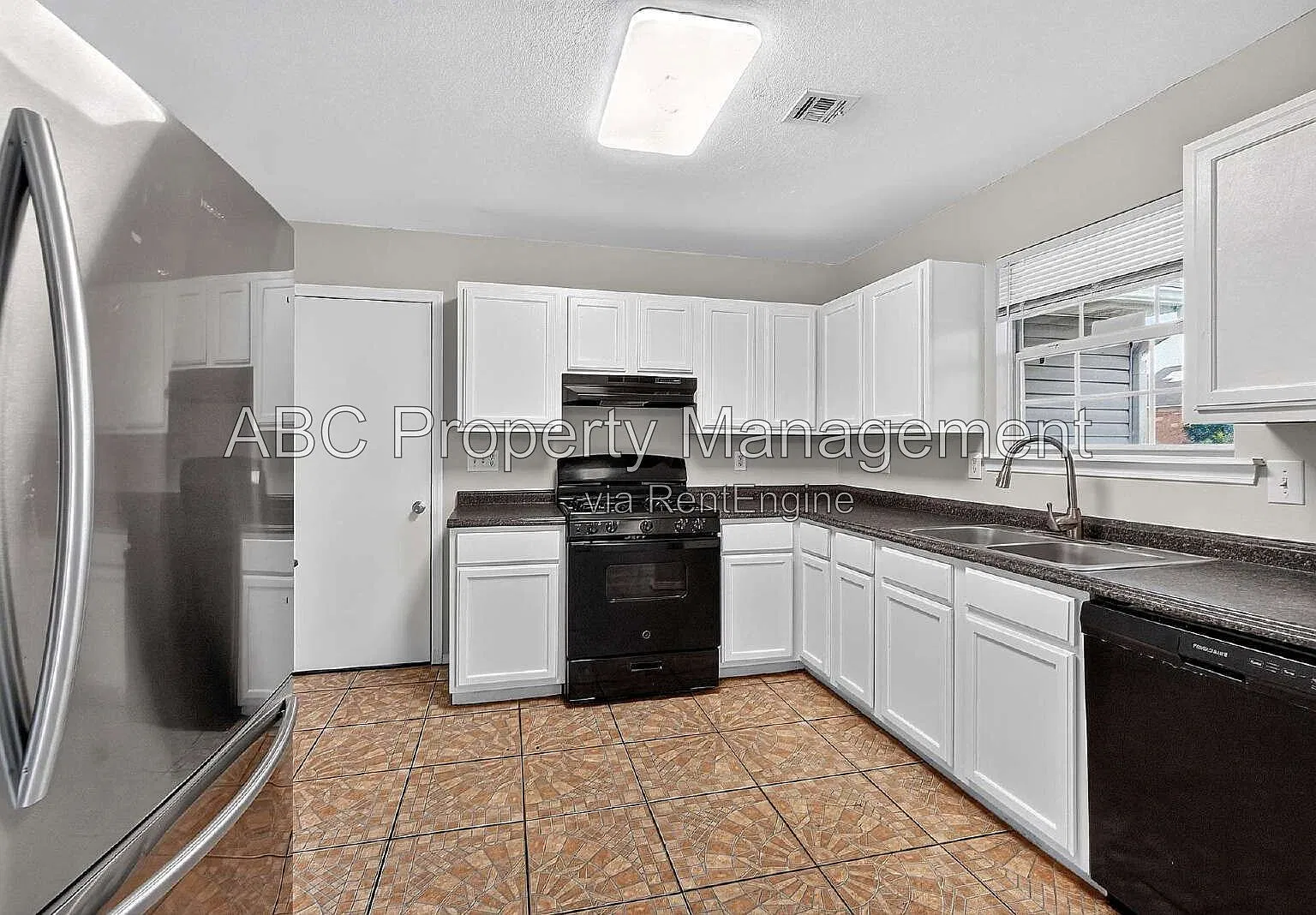 3 bed, 1.5 bath, 1200 sqft, $1,500 — Photo 2