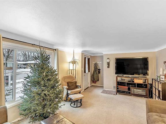 3rd image of 1124 Redwood Dr