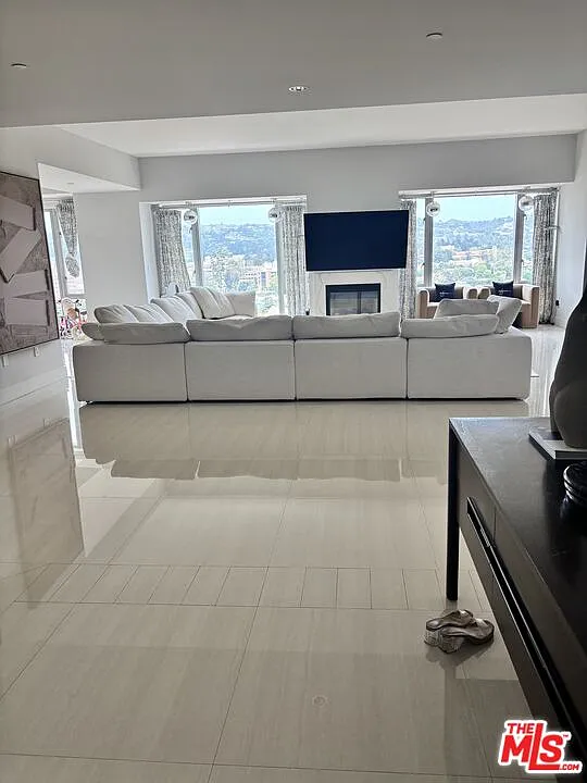 3 bed, 4.0 bath, 3250 sqft, $28,430 — Photo 4