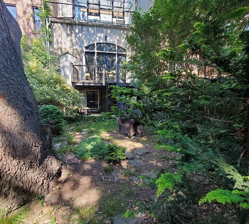 2nd image of 90 S Oxford St APT 1B