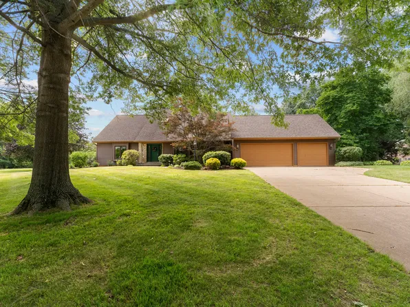 7521 Carriage Ct, Bettendorf, IA 52722