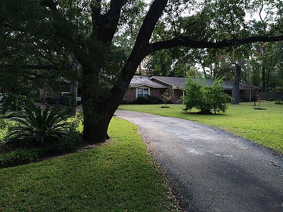 View approaching the property from the private drive