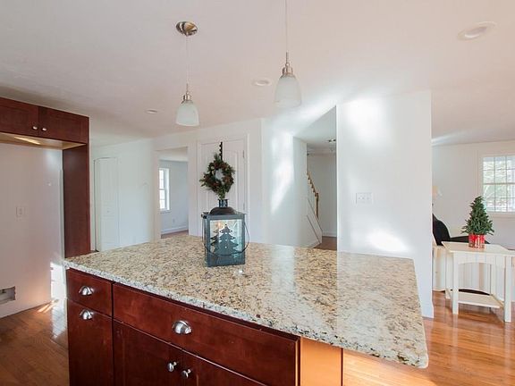 5th image of 332 Bedford St