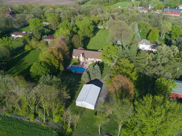 4615 Valley View Rd, Prairie Grove, IL 60012