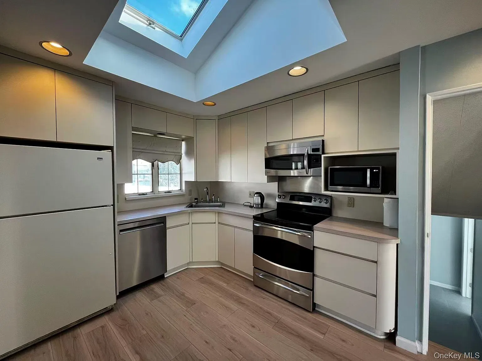 4 bed, 2.5 bath, 1521 sqft, $4,750 — Photo 4