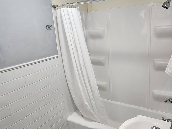 4th image of 428 N Jameson Ave #1
