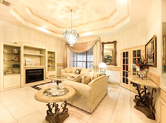 3rd image of 807 E Tulipan St