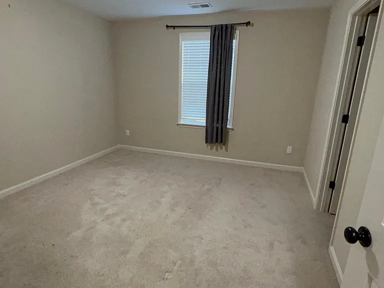 Upsatiars bedroom