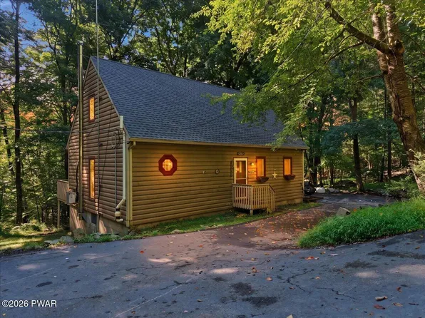 126 Winterberry Dr, Milford, PA 18337