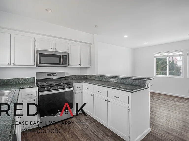 11218 Oxnard St #5 — Photo 8