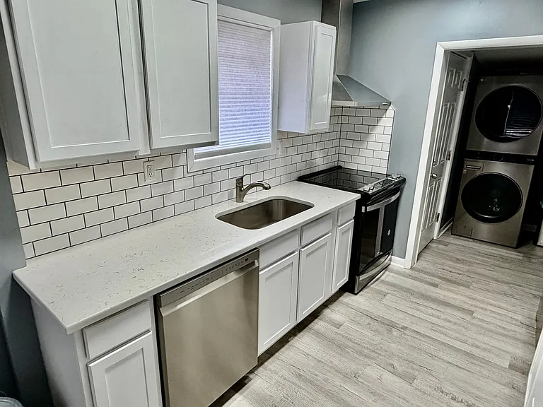 340 N Fletcher Ave — Photo 3
