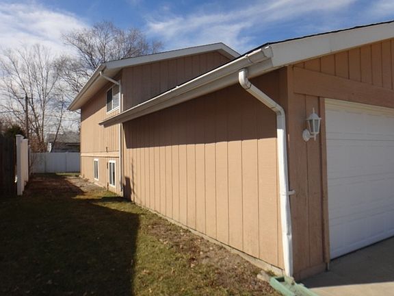 4th image of 16742 Leclaire Ave