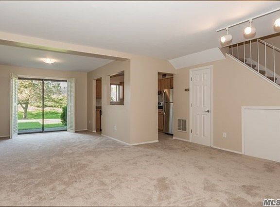 3rd image of 35 W Pond Ct