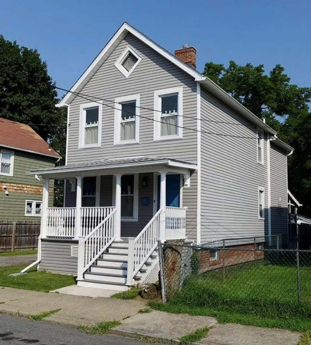 3 bed, 1.5 bath, 1296 sqft, $4,300 — Photo 2