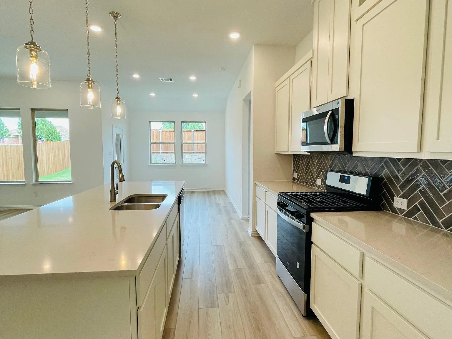 4 bed, 1926 sqft, $2,200 — Photo 4
