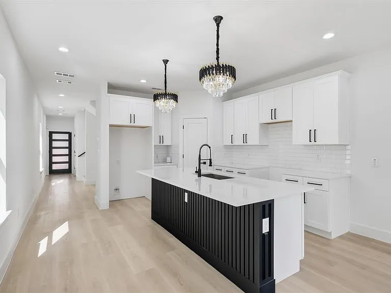2534 Lowery St — Photo 5